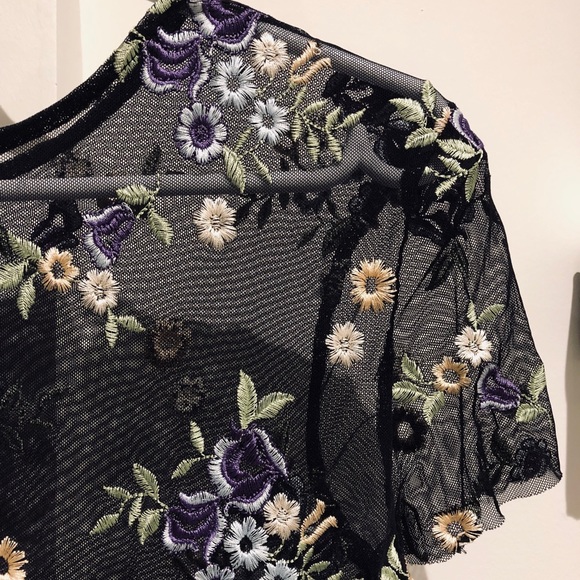 UO Embroidered Mesh Crop Top - Picture 5 of 5